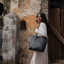 Load image into Gallery viewer, Everyday Tote - in Black