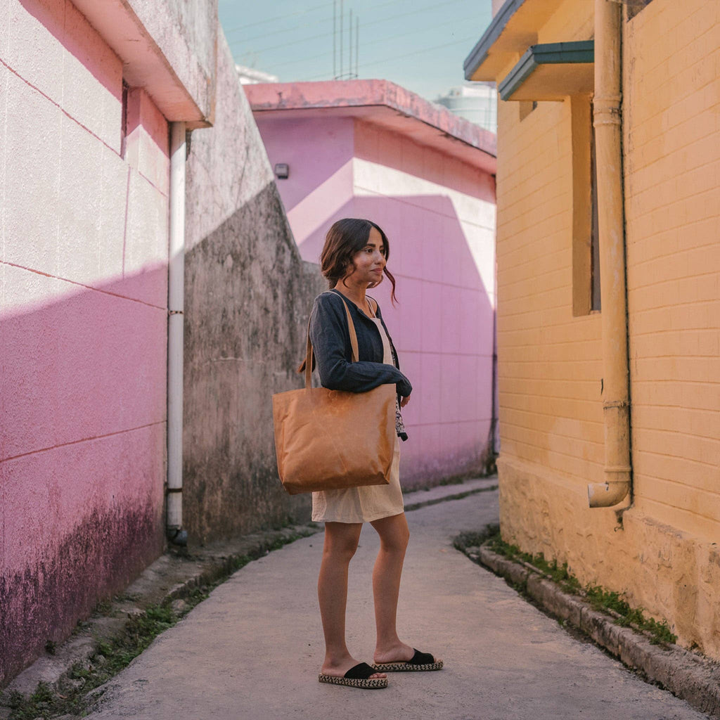 Everyday Tote - in Camel